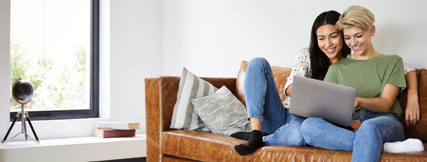 Banner - Female couple using laptop